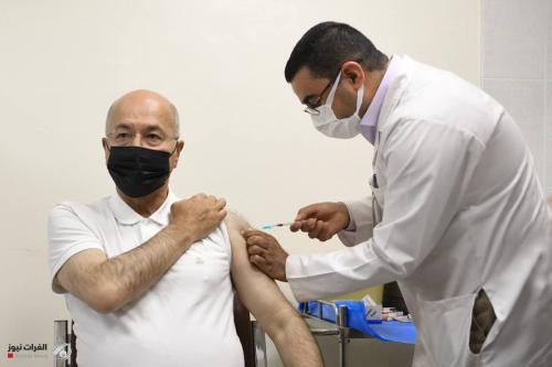 بالصور.. رئيس الجمهورية يتلقى اللقاح المضاد لفيروس كورونا