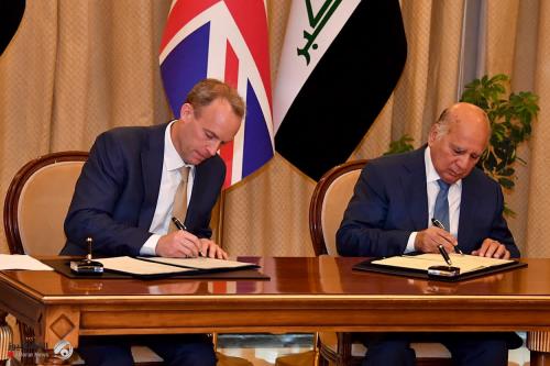 بالصور.. وزير الخارجية البريطاني يصل الى بغداد ويوقع مذكرة تفاهم