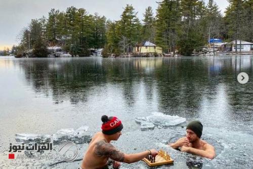 بالفيديو.. يلعبان الشطرنج وهما يسبحان ببحيرة جليدية