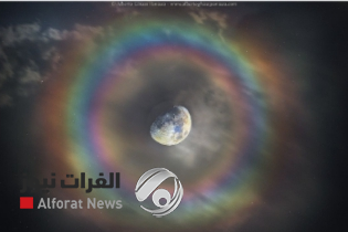 رصد ظاهرة نادرة للقمر محاطا بهالة قوس قزح سماوي