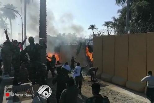 بالفيديو.. اقتحام احدى بوابات السفارة الأمريكية في بغداد