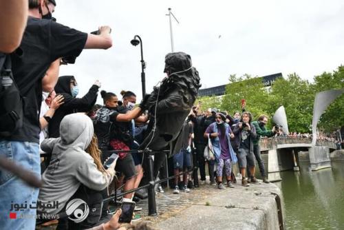 بالفيديو.. إسقاط تمثال أحد أبرز تجار الرقيق في تاريخ بريطانيا تضامناً فلويد